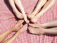 Knip teennagels altijd recht af en gebruik een basecoat: 6 tips voor zomervoeten