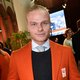 Schaatser Koen Verweij doneert zijn lange, blonde haar aan Stichting Haarwensen