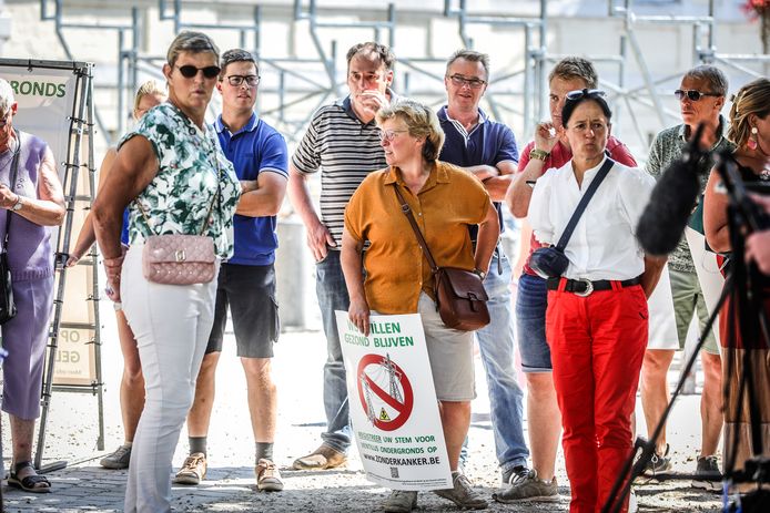 protest tegen Ventilus project te Brugge waar de burgemeesters samen komen met minister om de zaak te bespreken