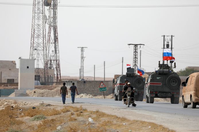 Enkele dagen geleden reden er nog Turkse legervoertuigen rond Manbij, gisteren patrouilleerden er voor het eerste Russische militaire agenten (hier op de foto).