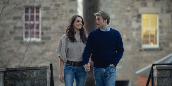 Een beeld uit het aankomende zesde seizoen van 'The Crown', met de acteurs die William en Kate zullen spelen