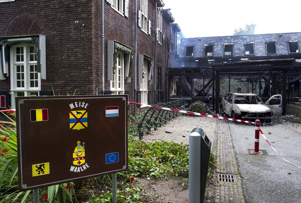 Eén van de auto's die het gemeentehuis is ingereden. foto ANP