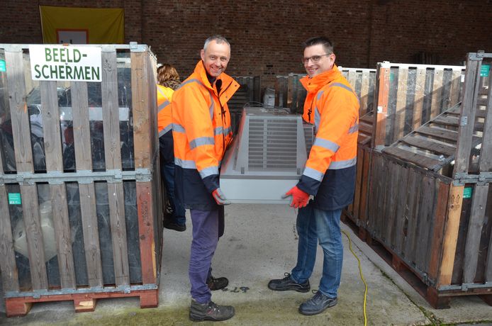 Schepen Koen Mertens en burgemeester De Caluwé hebben een nieuwe locatie gevonden voor het huidige recyclagepark.