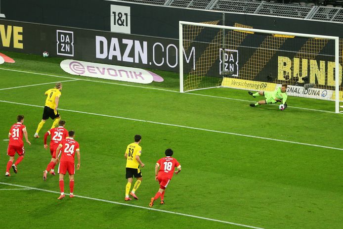 Erling Braut Haaland ziet zijn pingel gestopt worden door de keeper van Union Berlin.