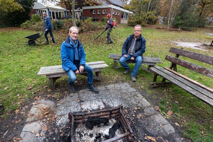 Wim Langkamp (voorzitter, links op bankje) en Eric Niekolaas (penningmeester, rechts op bankje) van van de stichting Natuurvriendenhuis Krikkenhaar: verrassend hoeveel Almeloërs ons nog niet kennen.