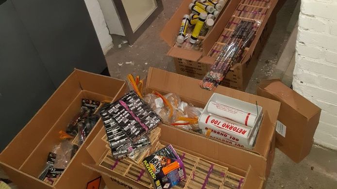 De politie heeft donderdag 5 november in de garagebox en kelder van een woning aan de Minister Aalberselaan 116 kilo illegaal vuurwerk in beslag genomen.