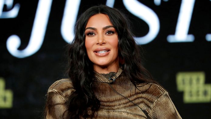 De Kardashian-familie staat stil bij het overlijden van haar voormalige zakenmanager Angela Kukawski.