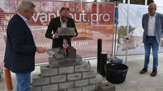 Colafles met boodschap voor toekomst ligt tussen eerste stenen van nieuwe gymhal: “Ook het briefje uit 1974 zit erbij”