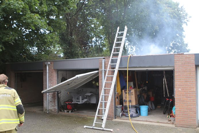 Door de brand in een tuin vlogen bijna garageboxen aan de Vleermuislaan in Lunteren in brand.