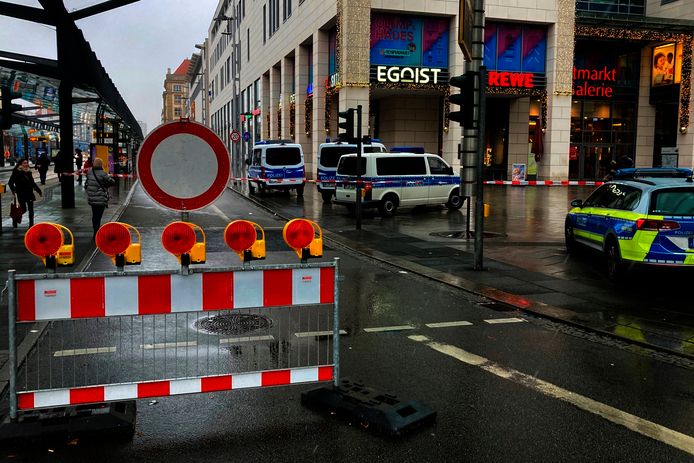 Si dice che l'uomo armato si sia rintanato in questo centro commerciale dopo aver ucciso una donna di 70 anni.