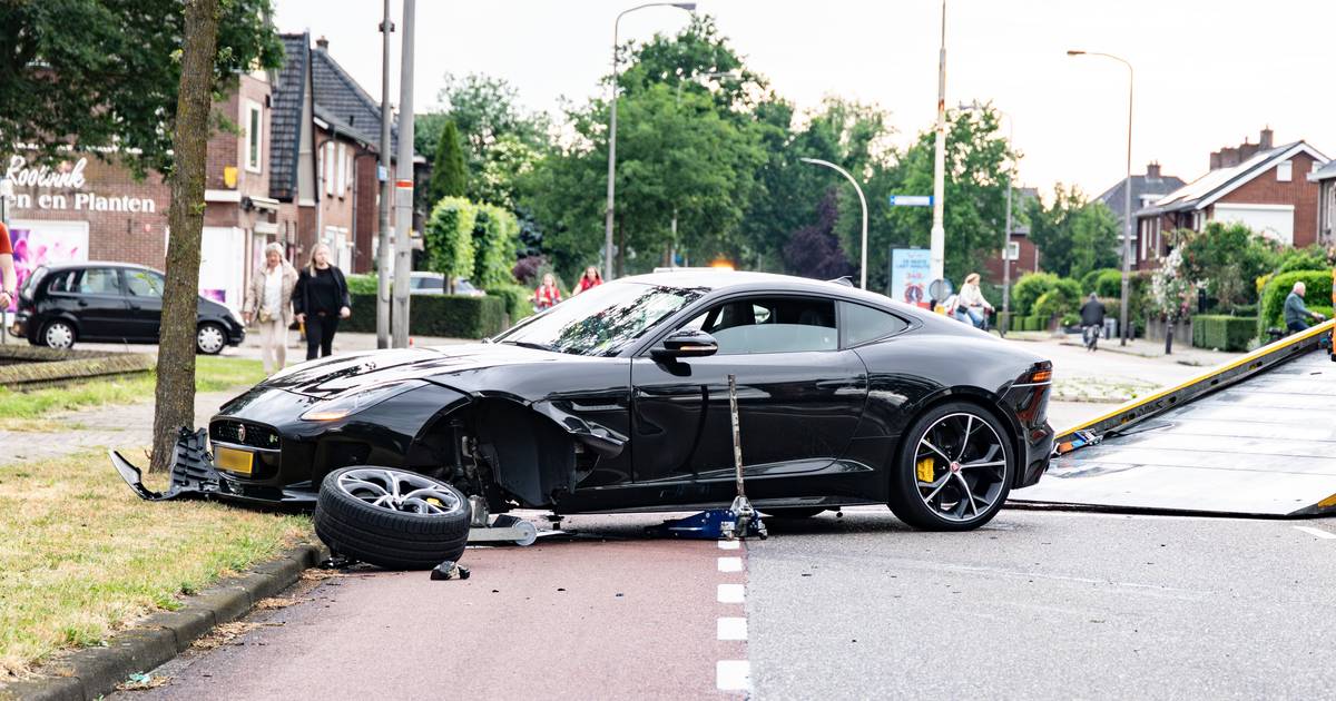 Peperdure Jaguar raakt wiel kwijt bij ongeval op Breemarsweg in Hengelo.