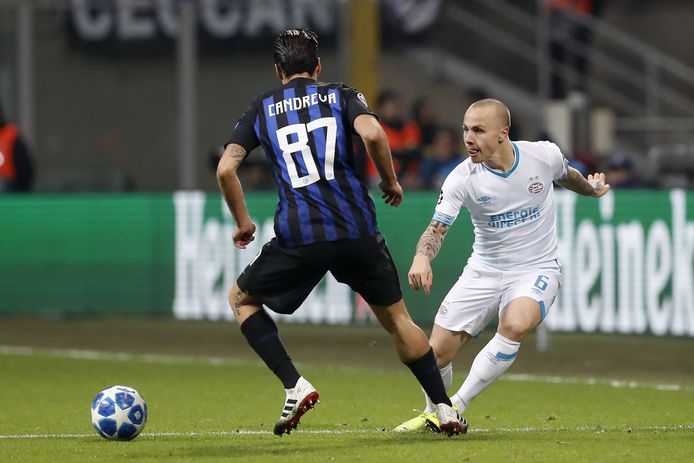 Angelino, namens PSV actief in Milaan tegen Inter.