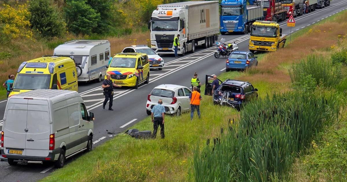 Grote schade bij botsing tussen meerdere voertuigen op N346 bij Delden.
