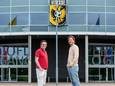 NEC-fan Jip (links) en Vitesse-fan Michiel Brouwer voor het Gelredome. De crowdfundingsactie voor de Arnhemse voetbalclub in nood krijgt ook steun uit Nijme