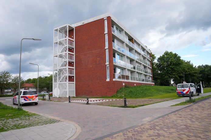 Politie zet gebied rond appartement in Oss af waar mogelijk explosief ligt.