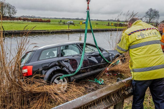 Vier mensen zijn overleden nadat de auto waarin zij zaten, te water was geraakt in het Noord-Hollandse Obdam. Hoe het ongeluk kon gebeuren, is nog niet duidelijk
