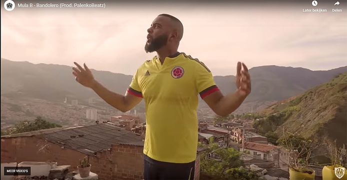 Een still uit de videoclip van rapper Mula B, opgenomen in de Colombiaanse stad Medellin