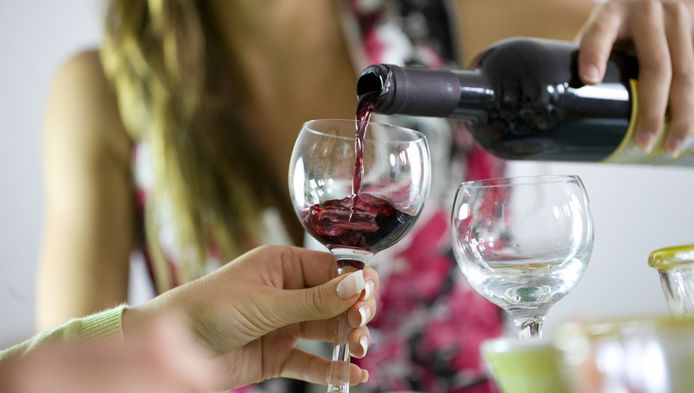 alcoholexpert een fles wijn per dag is niet schadelijk fit gezond hln be