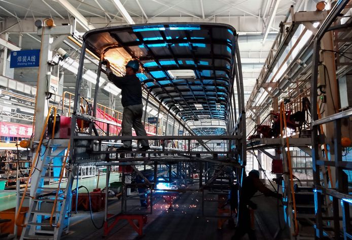 Arbeiders vervaardigen een elektrische bus in de oostelijke Chinese provincie Shandong.