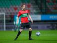 NEC-aanvoerder Rens van Eijden aan de bal in de gewonnen wedstrijd tegen Jong PSV.