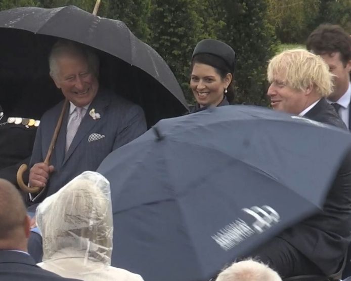 Il serait normal de penser que Boris Johnson, qui vit en Angleterre, est habitué à se protéger de la pluie. Et pourtant...