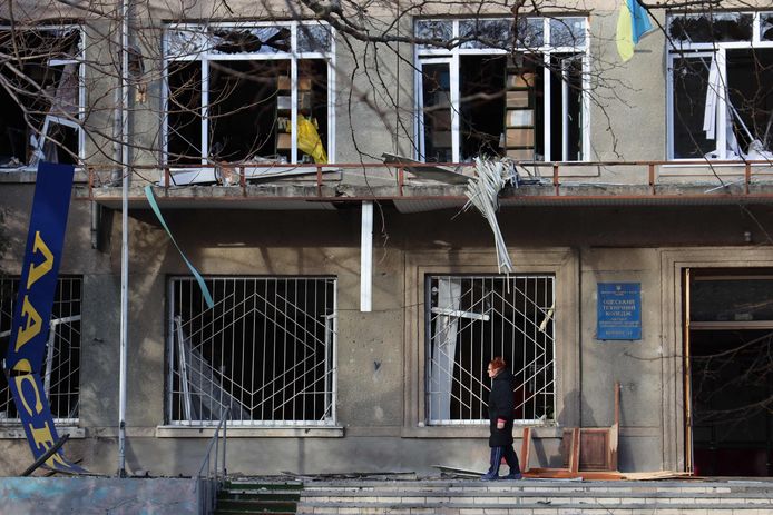 Een  vrouw staat bij een beschadigd collegegebouw na een droneaanval eerder deze maand op Odesa. (8/2/2024)