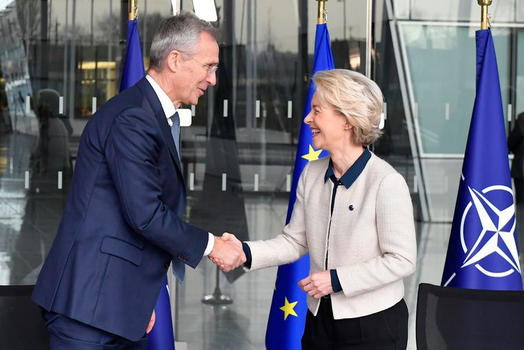 Jens Stoltenberg, links, secretaris-generaal van de Navo, schudt de hand van Ursula von der Leyen, voorzitter van de Europese Commissie.  Beeld AP