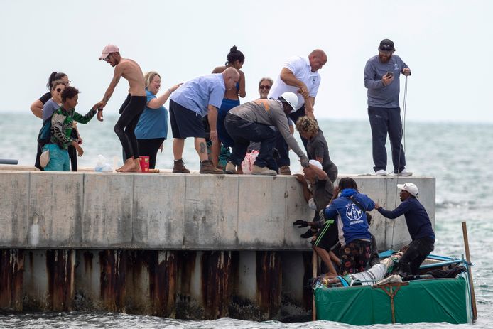 Cubaanse bootmigranten worden aan land geholpen in Key West, Florida.