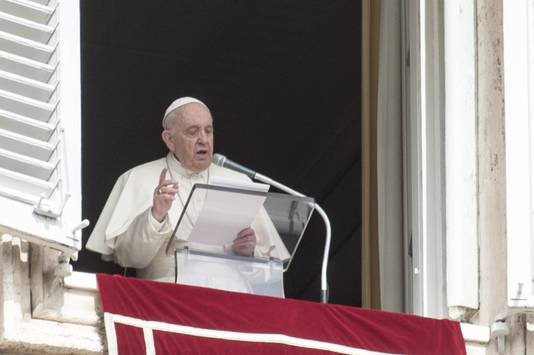 De paus tijdens het gebed op het Sint-Pietersplein in Rome. 