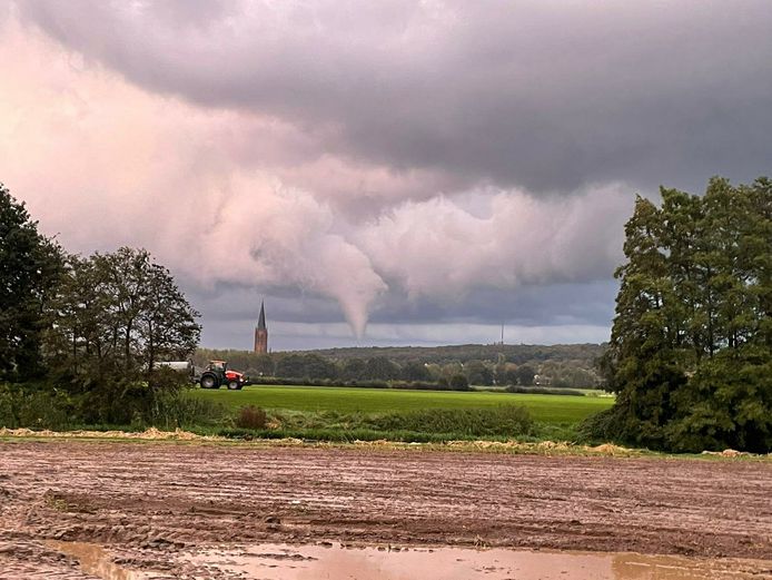De tornado boven Elten die ongeveer één minuut aan de grond zou zijn geweest. Weerfanaat Pascal Bosveld maakte deze foto vanuit Lobith.