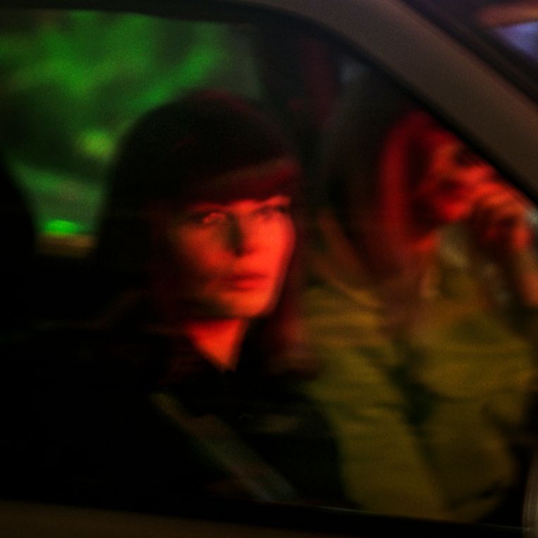 PARIJS. Jongedames in de auto nabij Place Pigalle. Beeld Bart Koetsier