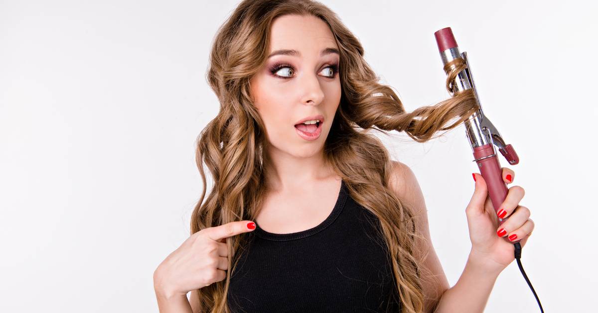 Разрушенные волосы. Curling Iron плойка для волос. Девушка с плойкой. Плойка для крупных локонов. Девушка на щипцах.