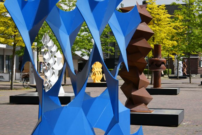 De beeldende kunst van Rinus Roelofs op het Stationsplein in Hengelo.