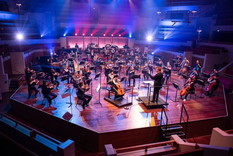 Cellist Maya Fridman soleert bij het Noord Nederlands Orkest. Beeld Anna van Kooij