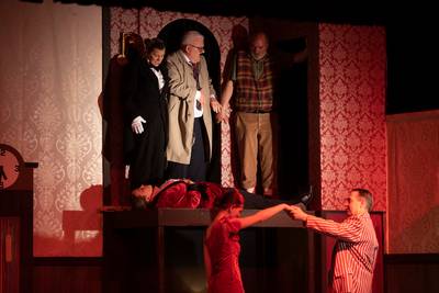 Blijspel, klucht, drama of slapstick; Theatergroep Neerkant doet het met Het stuk gaat stuk allemaal