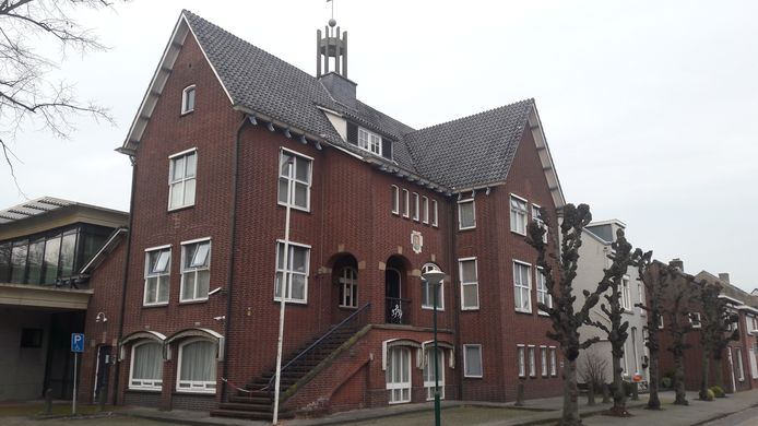 Het voormalige gemeentehuis van Ossendrecht uit 1939 krijgt mogelijk een plekje op de lokale monumentenlijst van de gemeente Woensdrecht.