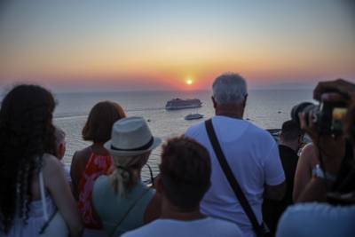 Greek islands of Mykonos and Santorini impose cruise tax