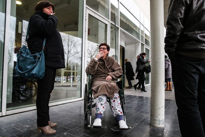Een sigaretje roken buiten aan het ziekenhuis zoals hier aan het AZ Aalst wil men in Nederland verbieden.