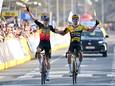 Wout van Aert (l) won vorig jaar voor ploeggenoot Christophe Laporte.