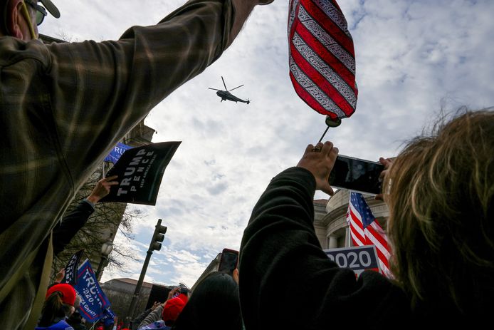 Gejuich als de helikopter Marine One, met president Donald Trump aan boord, over de menigte vliegt.