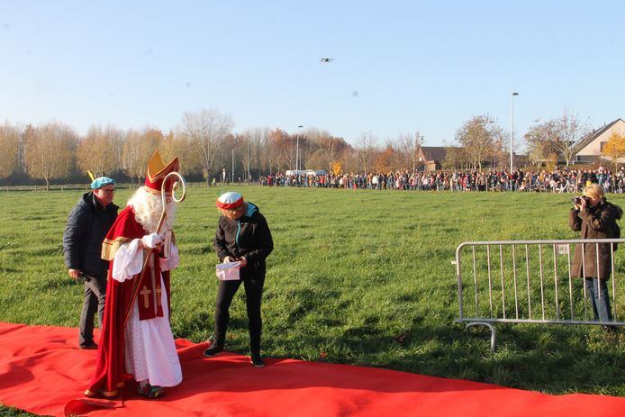 Intrede van de Sint met de helikopter bij basisschool De Talententuin in Lendelede.