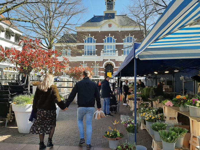 De handelaren die tijdelijk op het Raadhuisplein stonden, krijgen weer een nieuwe plek.