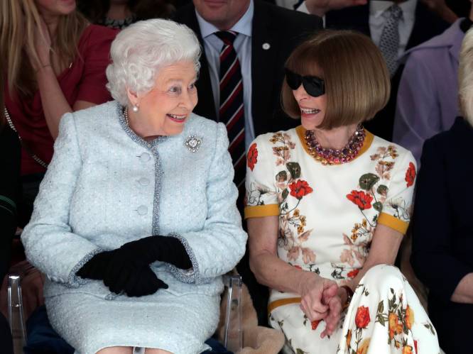“Na de dood van prins Philip droeg ze bewust een felrood pak.” 3 experts over de iconische stijl van de Queen