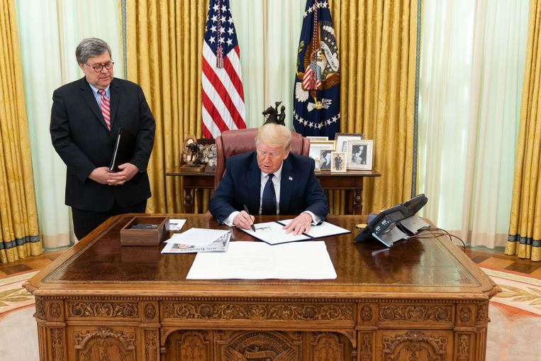 William Barr en Donald Trump in 'An American Affair: Trump and the FBI' Beeld VRT