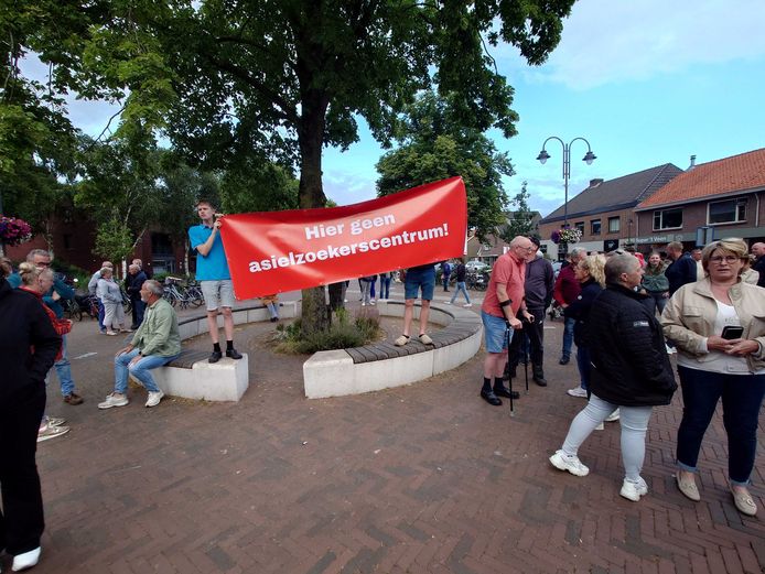 Infoavond Over Toekomstig Azc Loopt Uit Op Betoging In Nijkerkerveen