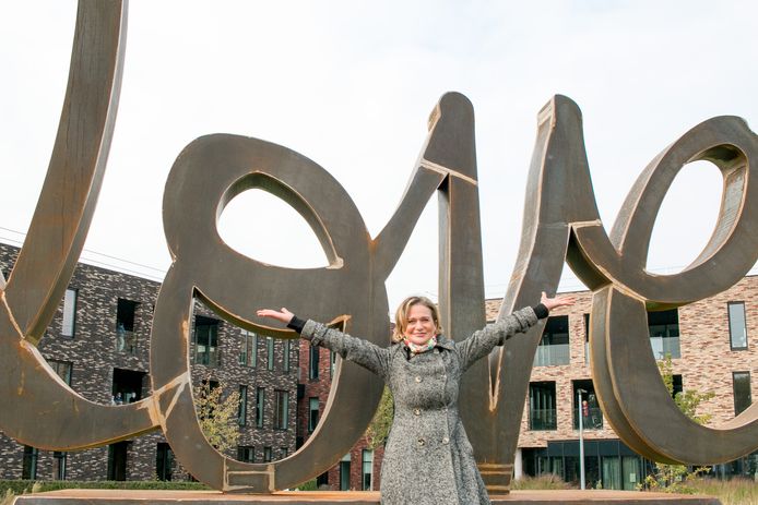 Prinses Delphine bij haar nieuwe kunstwerk in het Gerdapark in Sint-Niklaas.