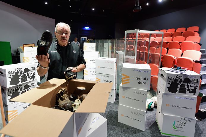 Paul Hermsen omringd door verhuisdozen met daarin de geleende museumstukken die klaar voor bezorging staan.