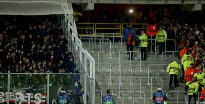 KIJK. Amok op de tribunes in Lens-PSV: fans bestoken elkaar met vuurpijlen en stoeltjes