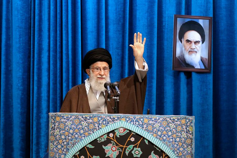 Ayatollah Ali Khamenei tijdens het vrijdaggebed in Teheran. Beeld AP