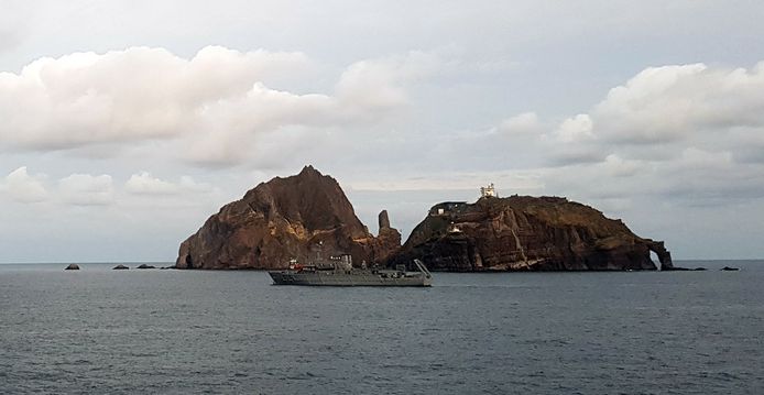 Een reddingsboot doorzoekt het gebied in de buurt van de Rotsen van Liancourt in de Japanse Zee, waar 31 oktober een helikopter met zeven inzittenden neerstortte tijdens een medische reddingsvlucht.